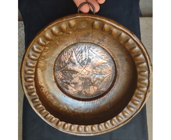 Bacile on rame sbalzato XVII secolo