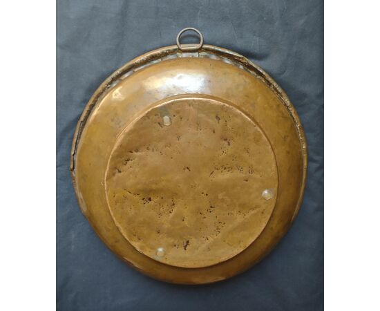 Bacile on rame sbalzato XVII secolo