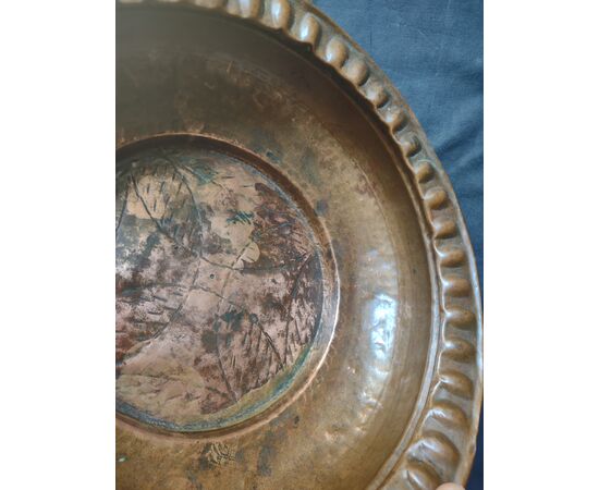 Bacile on rame sbalzato XVII secolo