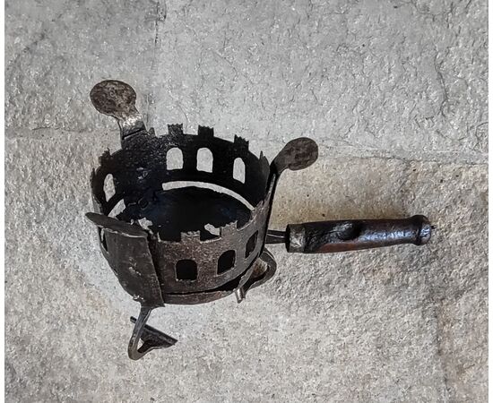 Braciere toscano a castello in ferro forgiato e traforato XV secolo