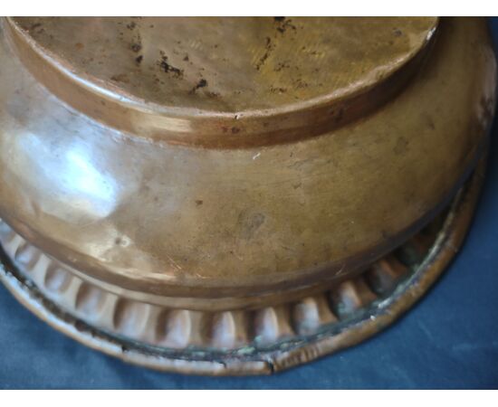 Bacile on rame sbalzato XVII secolo