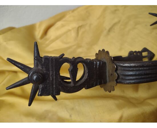 Coppia di speroni in ferro forgiato XIX secolo