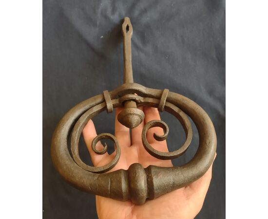 Grande maniglia di portone in ferro forgiato inizi XVIII secolo