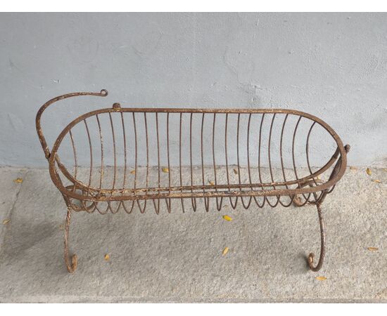 Culla basculante in ferro dipinto per bambole