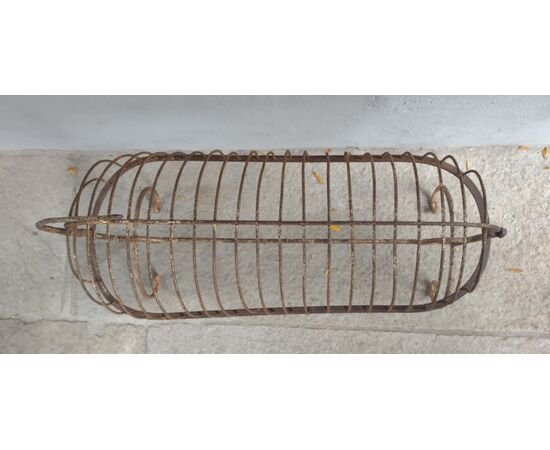 Culla basculante in ferro dipinto per bambole