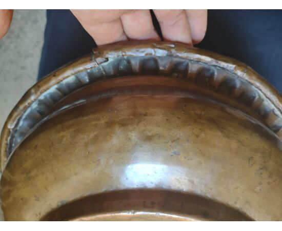 Bacile on rame sbalzato XVII secolo