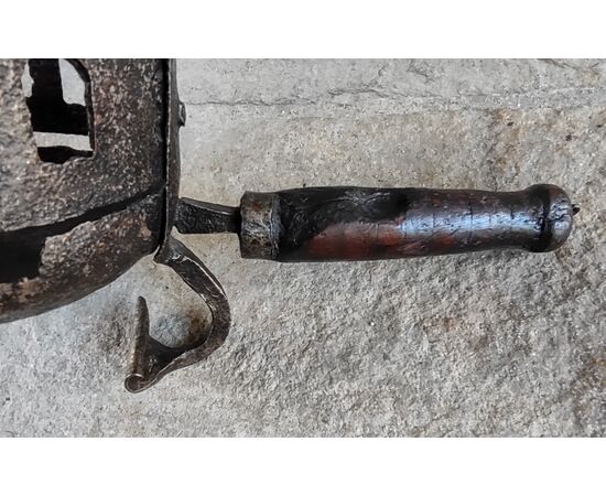 Braciere toscano a castello in ferro forgiato e traforato XV secolo