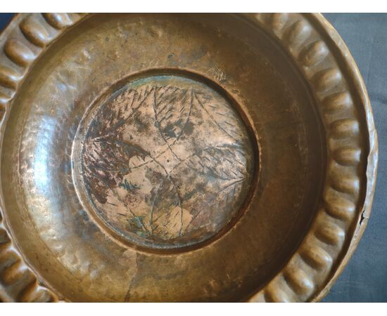 Bacile on rame sbalzato XVII secolo
