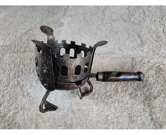 Braciere toscano a castello in ferro forgiato e traforato XV secolo