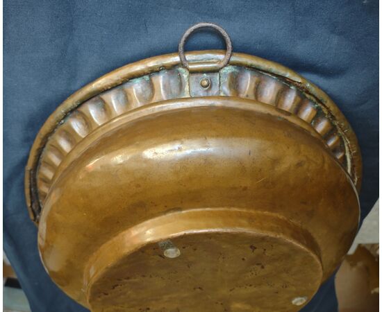 Bacile on rame sbalzato XVII secolo