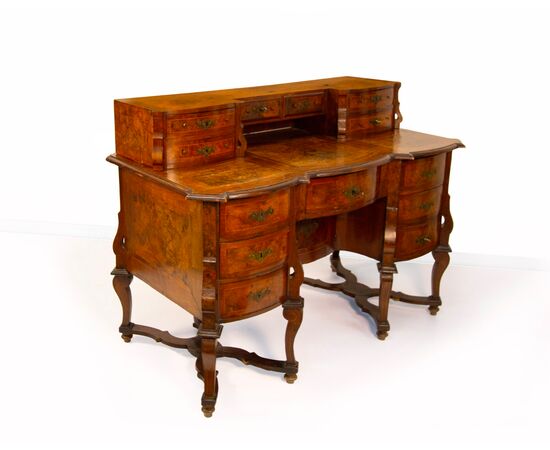 "Mazzarino style" desk veneered in walnut and burr walnut, 18th century