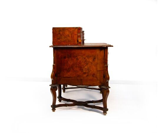 "Mazzarino style" desk veneered in walnut and burr walnut, 18th century