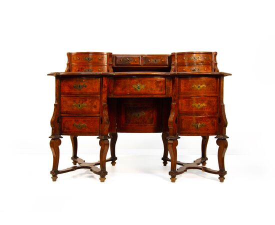 "Mazzarino style" desk veneered in walnut and burr walnut, 18th century