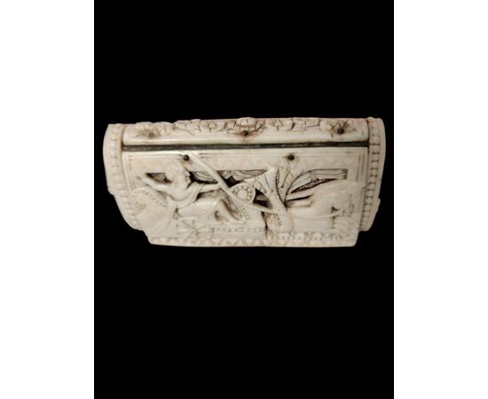 Beautifully carved bone snuffbox, 18th century