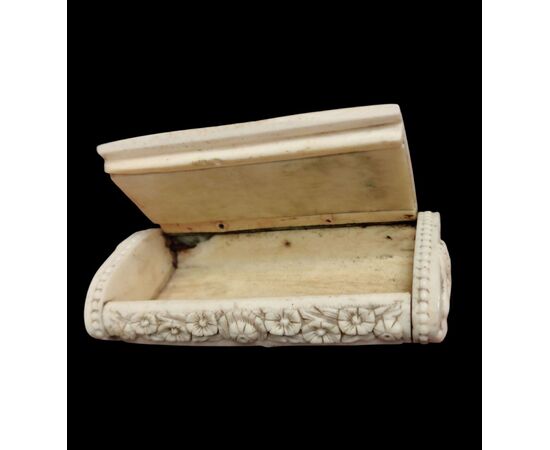 Beautifully carved bone snuffbox, 18th century