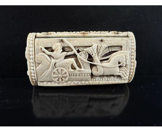 Beautifully carved bone snuffbox, 18th century