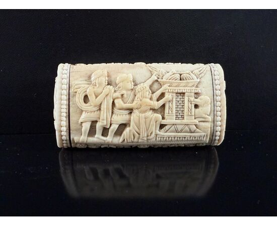 Beautifully carved bone snuffbox, 18th century