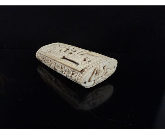 Beautifully carved bone snuffbox, 18th century