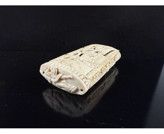 Beautifully carved bone snuffbox, 18th century