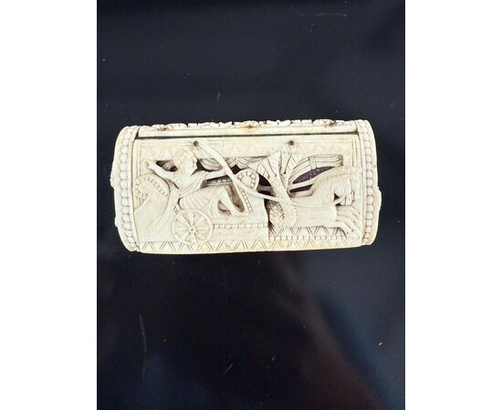 Beautifully carved bone snuffbox, 18th century