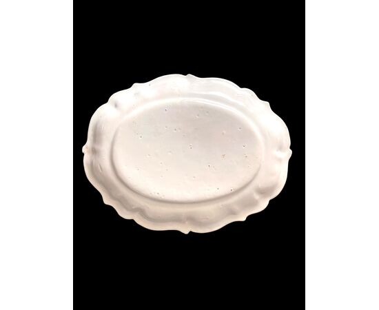 Piatto in maiolica con tesa lobata e decoro alla’rosa’al terzo fuoco.Manifattura di Antonio Ferretti.Lodi