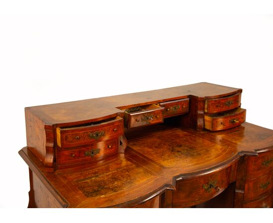 "Mazzarino style" desk veneered in walnut and burr walnut, 18th century