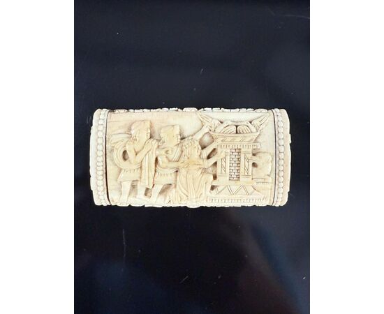 Beautifully carved bone snuffbox, 18th century