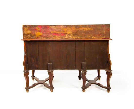 "Mazzarino style" desk veneered in walnut and burr walnut, 18th century