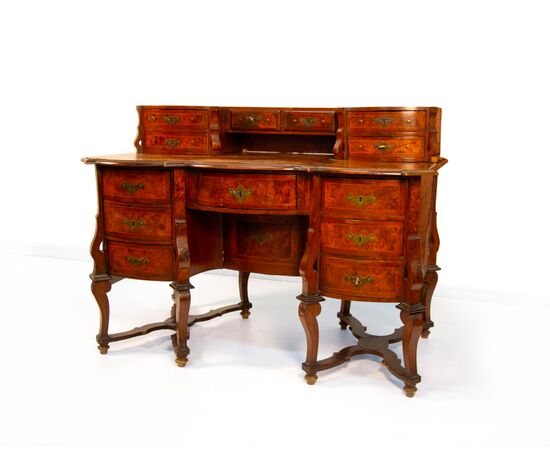 "Mazzarino style" desk veneered in walnut and burr walnut, 18th century