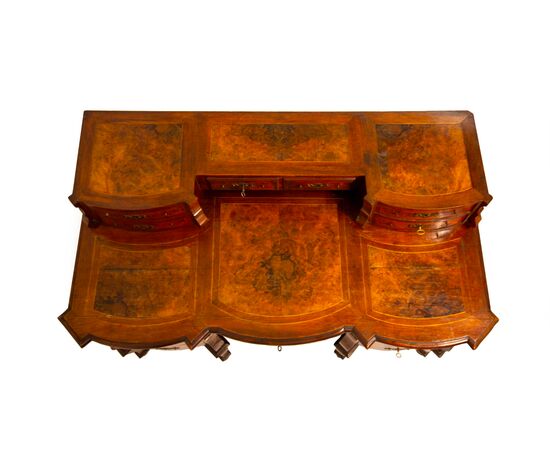 "Mazzarino style" desk veneered in walnut and burr walnut, 18th century