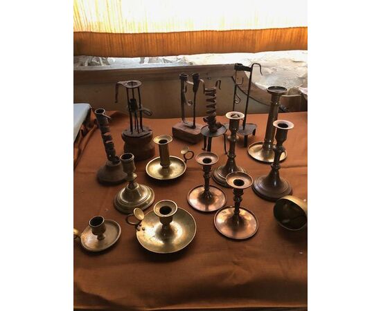 Gruppo di candelieri in metallo