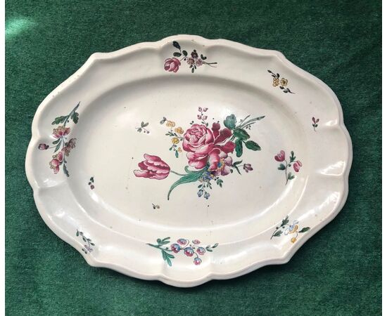 Piatto in maiolica decorato alla rosa.Manifattura Ferretti.Lodi.