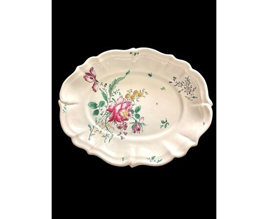 Piatto in maiolica con tesa lobata e decoro alla’rosa’al terzo fuoco.Manifattura di Antonio Ferretti.Lodi