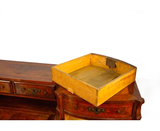 "Mazzarino style" desk veneered in walnut and burr walnut, 18th century