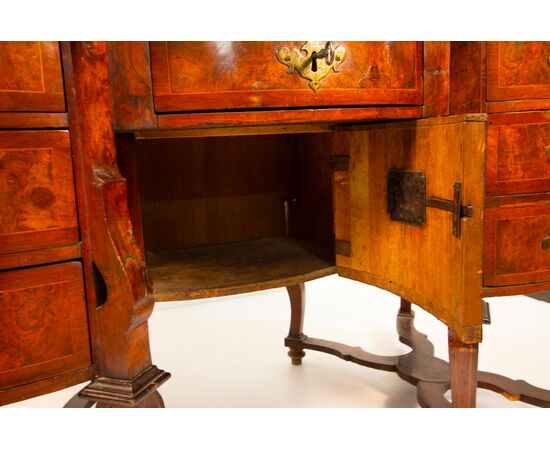 "Mazzarino style" desk veneered in walnut and burr walnut, 18th century