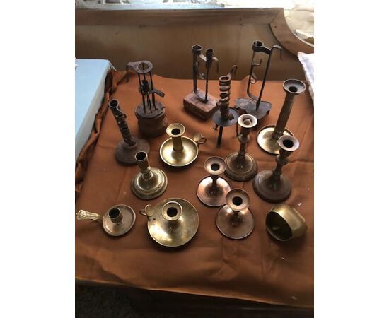 Gruppo di candelieri in metallo