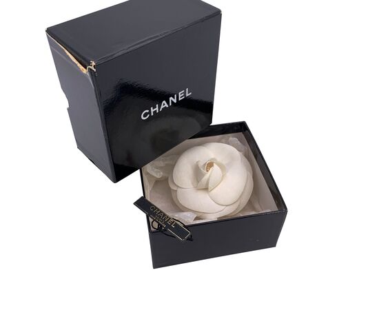 CHANEL Spilla Vintage in Tela Col. Bianco Camelia