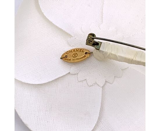 CHANEL Spilla Vintage in Tela Col. Bianco Camelia
