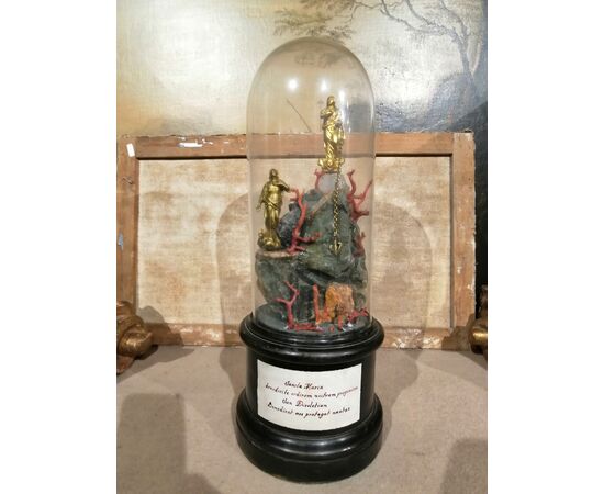 Theca with ex voto composition in stone with corals - Virgin and Saint Diocletian - Metal, Stone, Glass