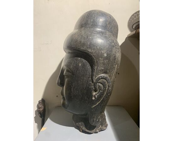 Grande testa in pietra nera. Cina XVIII secolo.