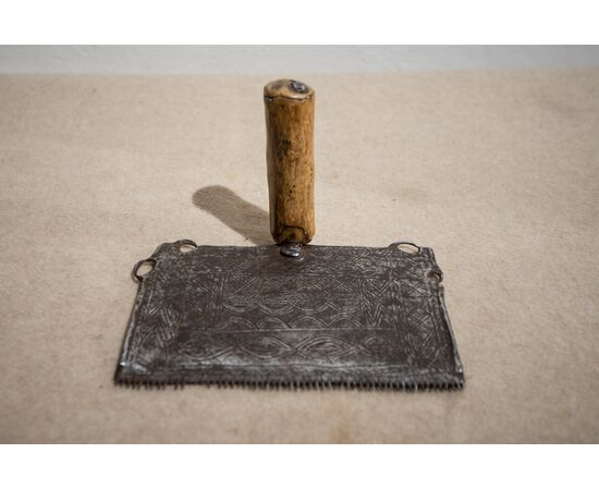 Antique iron carding tool, finely crafted - 17th century