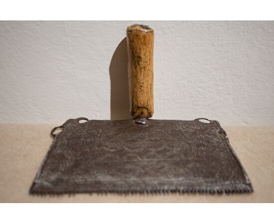 Antique iron carding tool, finely crafted - 17th century
