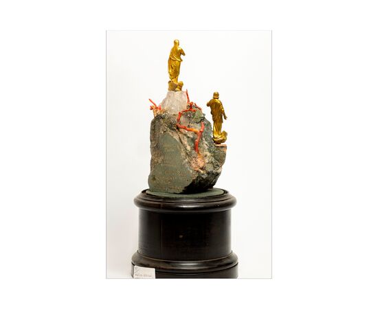 Theca with ex voto composition in stone with corals - Virgin and Saint Diocletian - Metal, Stone, Glass