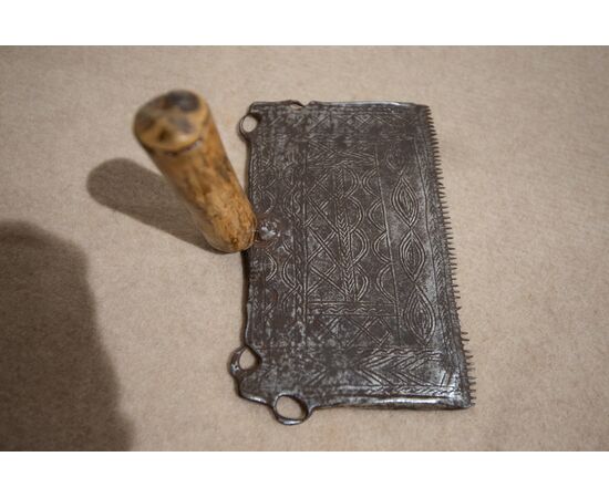 Antique iron carding tool, finely crafted - 17th century