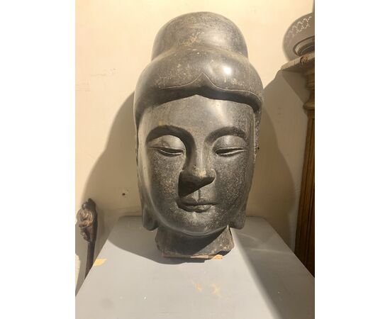 Grande testa in pietra nera. Cina XVIII secolo.