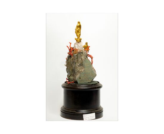 Theca with ex voto composition in stone with corals - Virgin and Saint Diocletian - Metal, Stone, Glass