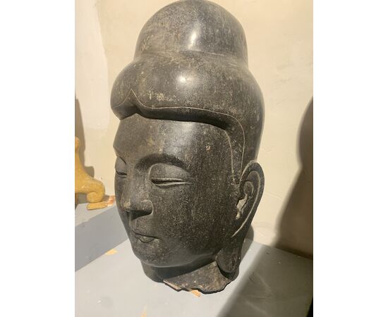 Grande testa in pietra nera. Cina XVIII secolo.