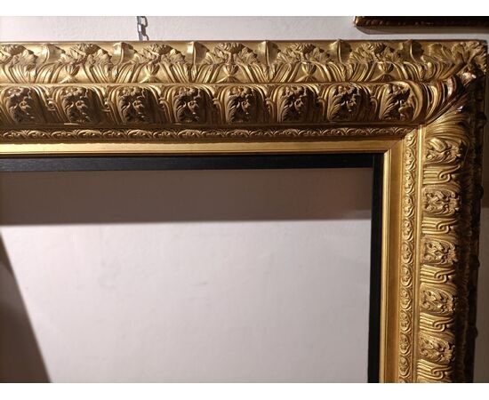 Important and large gilded and carved frame