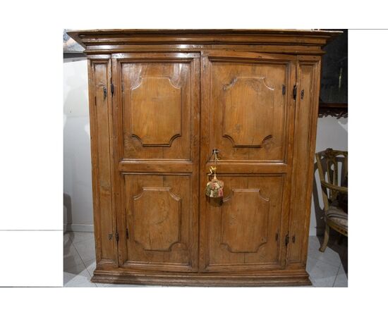 Credenza stipo del '600 in legno dolce