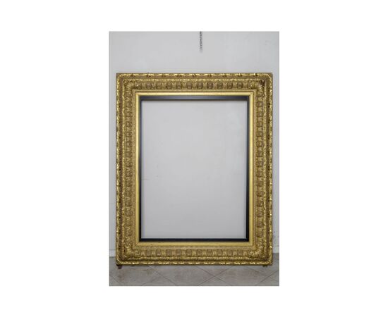 Important and large gilded and carved frame
